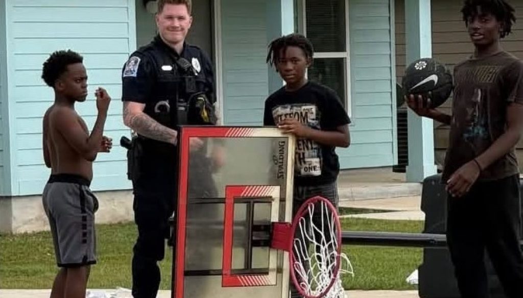 Robertsdale Police Officer’s Small Gesture Doesn’t Go Unnoticed